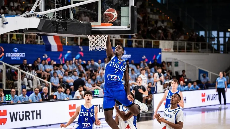 Cheickh Niang mette a segno un leyup al ferro nella finale dell'Europeo.